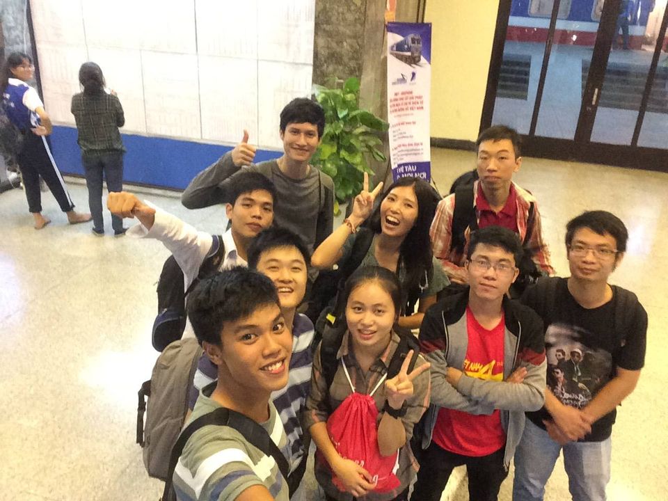 9 anh em siêu nhân tại ga Hà Nội